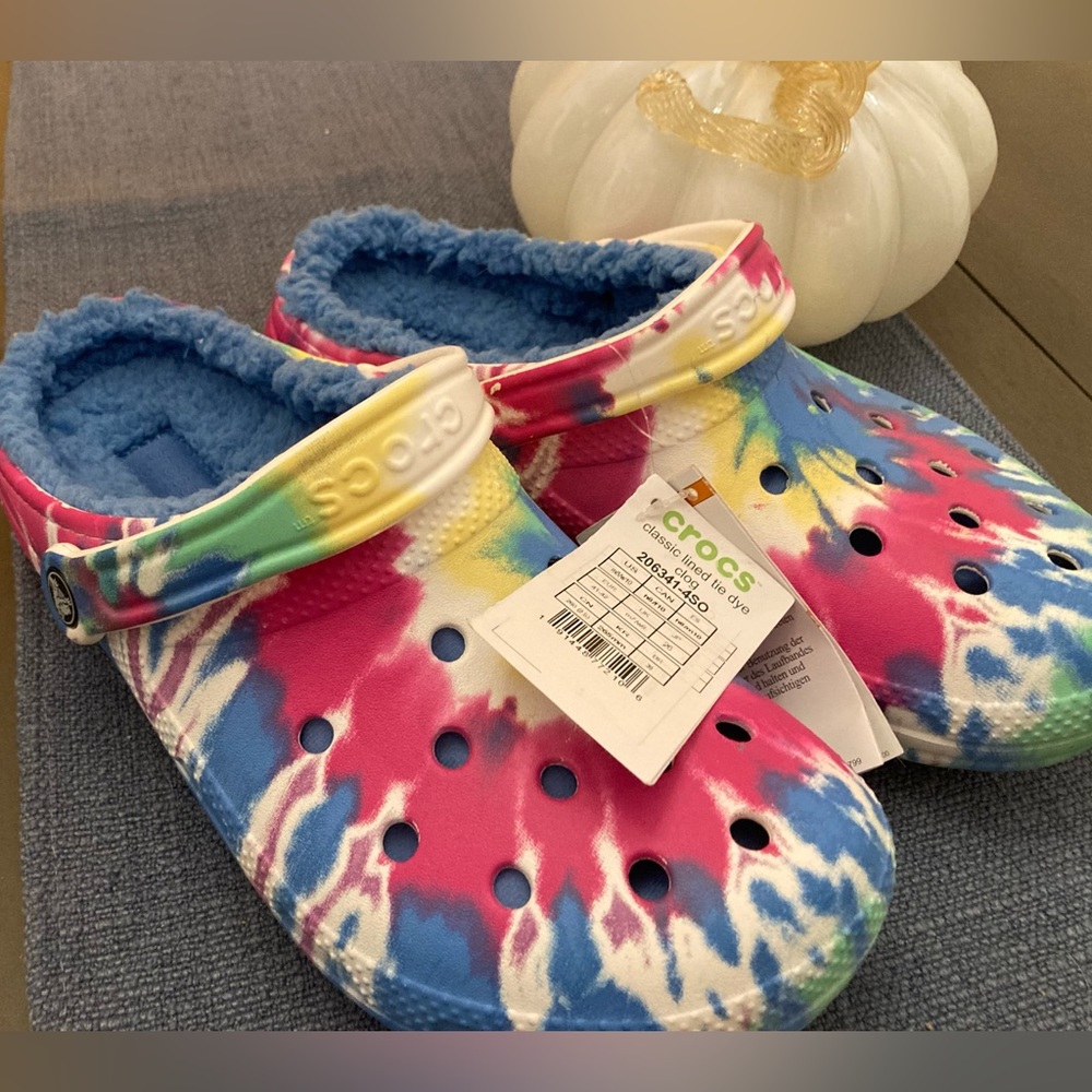 NWT Fuzzy Tie-dye Crocs! Size 10W.